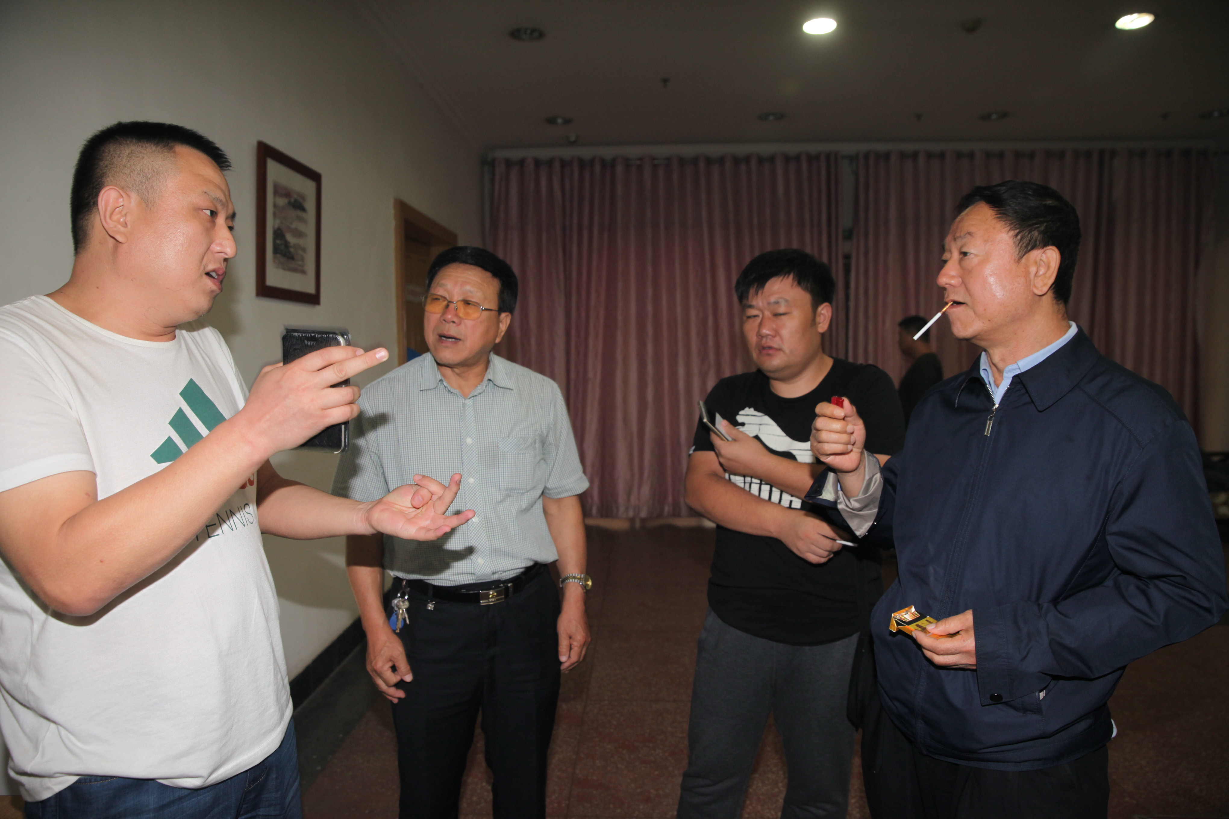 课余时间杨来栓会长与学员交流 课余时间杨来栓会长与学员交流