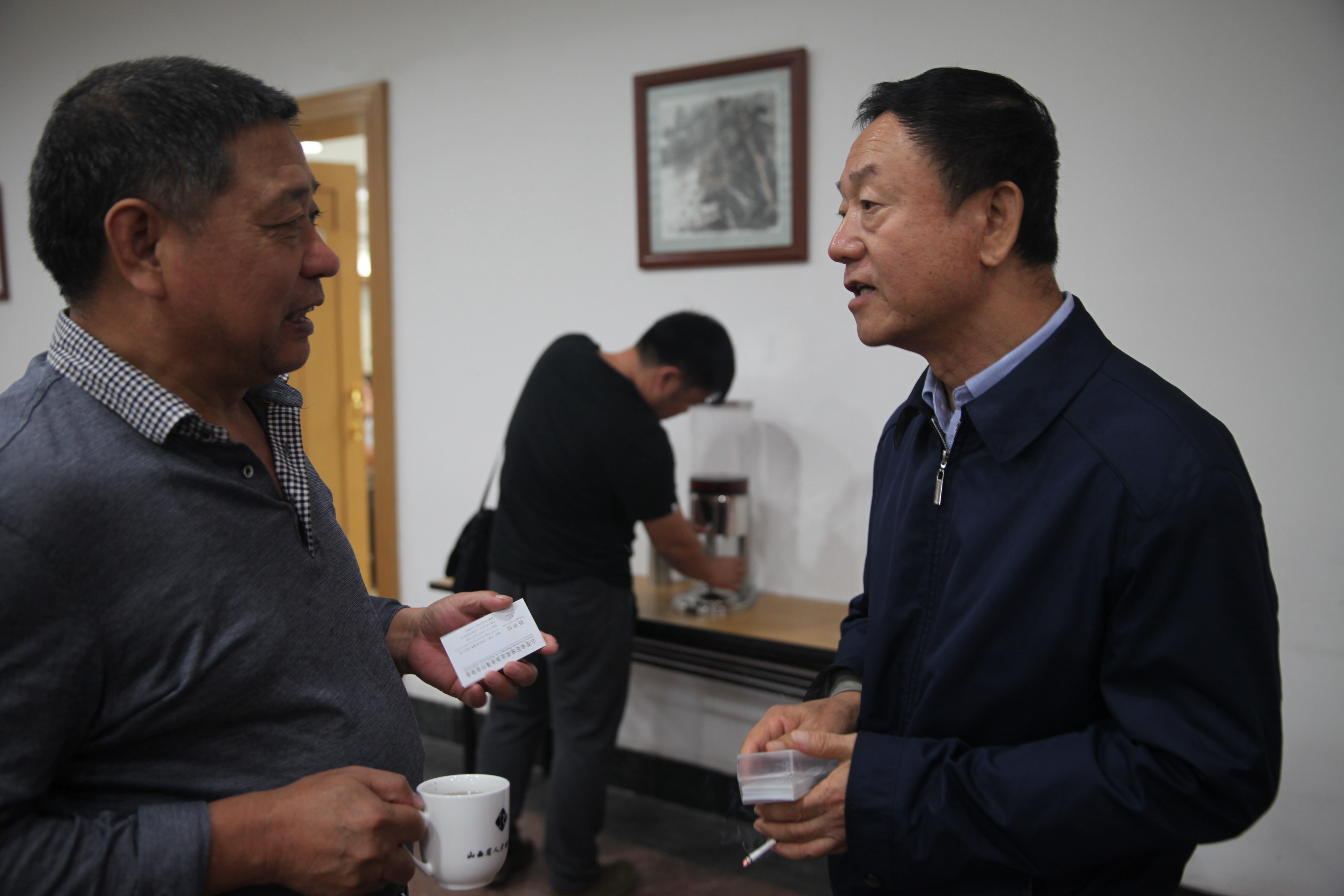 课余时间杨来栓会长与学员交流 课余时间杨来栓会长与学员交流